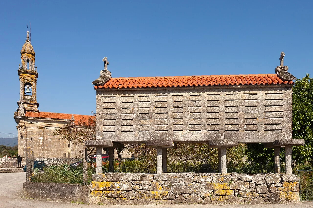 Hórreo de Carnota junto a la iglesia de Santa Comba