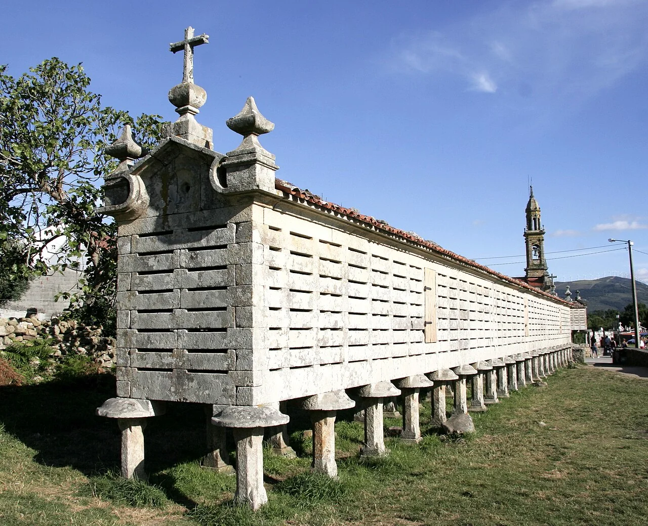Long perspective along Hórreo de Carnota