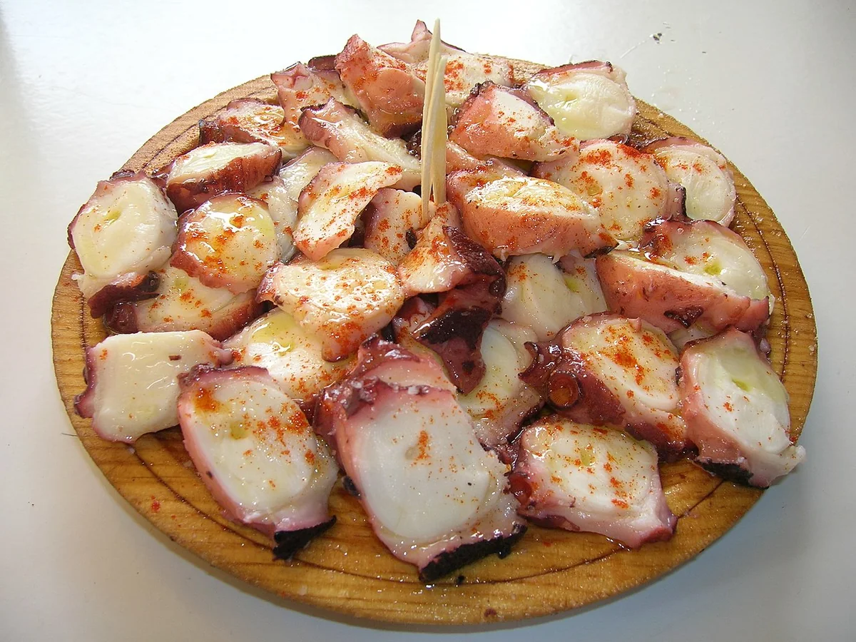 Pulpo a feira servido en plato de madera